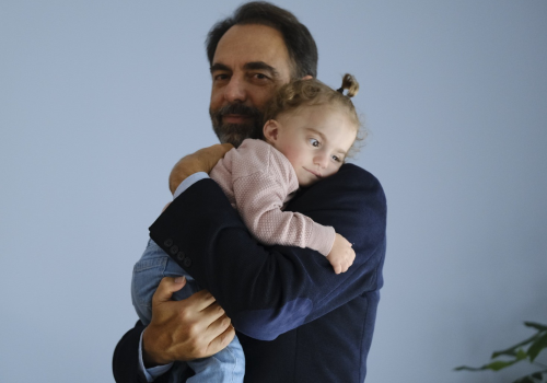 Neri Marcorè testimonial della campagna "Una storia di mani" della Fondazione Lega del Filo d'Oro