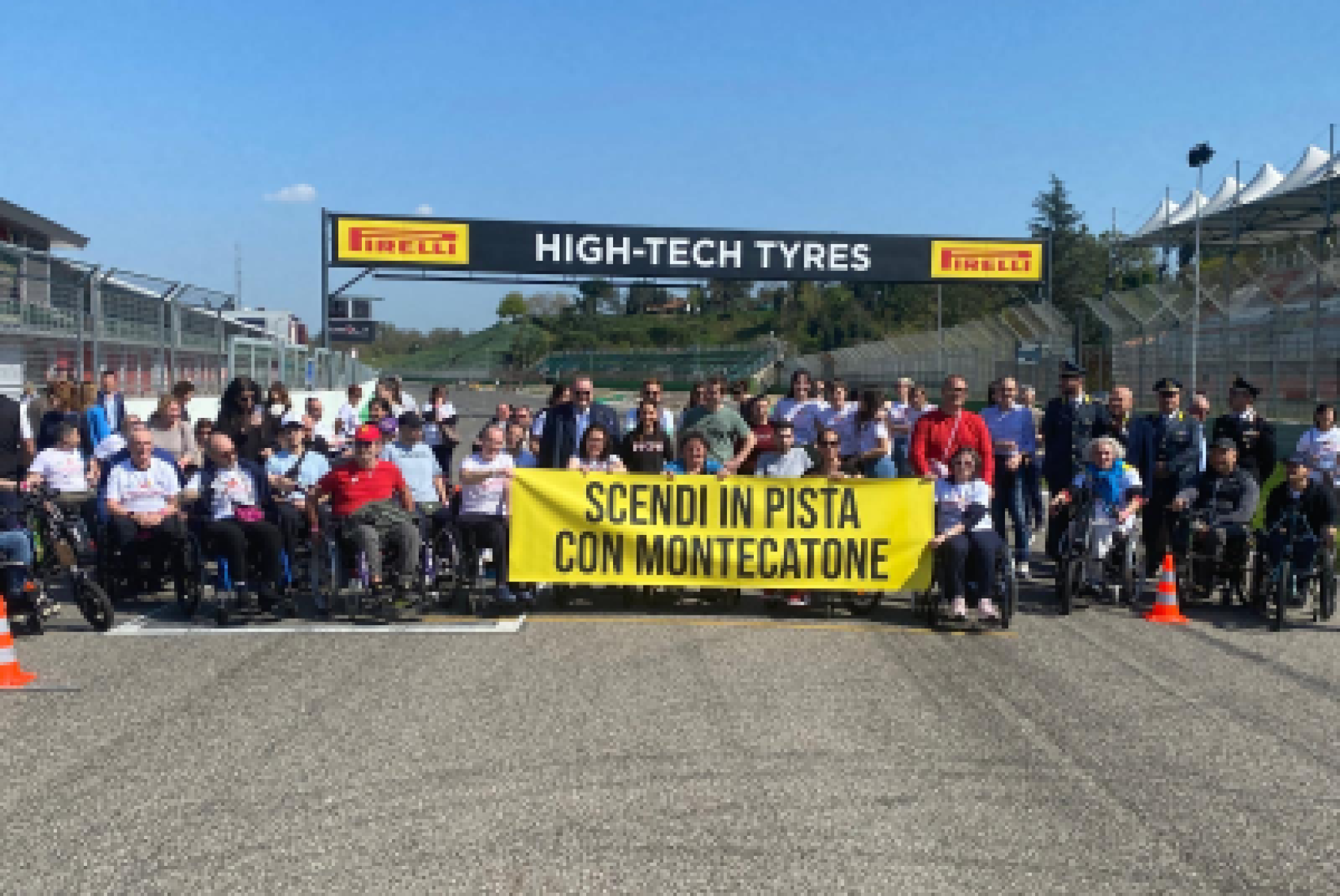 Partecipanti all'iniziativa "Scendi in pista con Montecatone", organizzata il 4 aprile dall'Istituto Riabilitivo Montecatone presso l'Autodromo di Imola