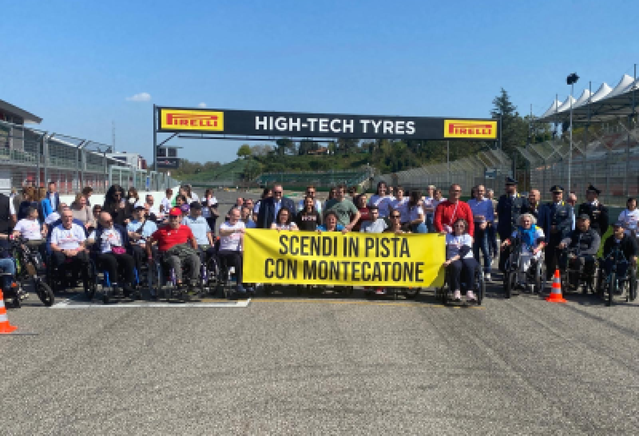 Partecipanti all'iniziativa "Scendi in pista con Montecatone", organizzata il 4 aprile dall'Istituto Riabilitivo Montecatone presso l'Autodromo di Imola