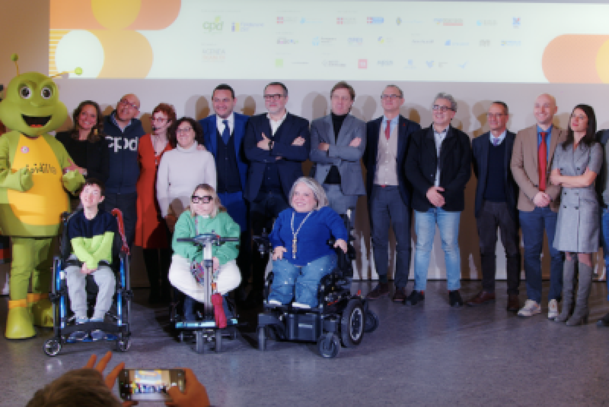 Foto di gruppo al termine della cerimonia di premiazione della terza edizione del "Premio Paolo Osiride Ferrero" nel dicembre 2025