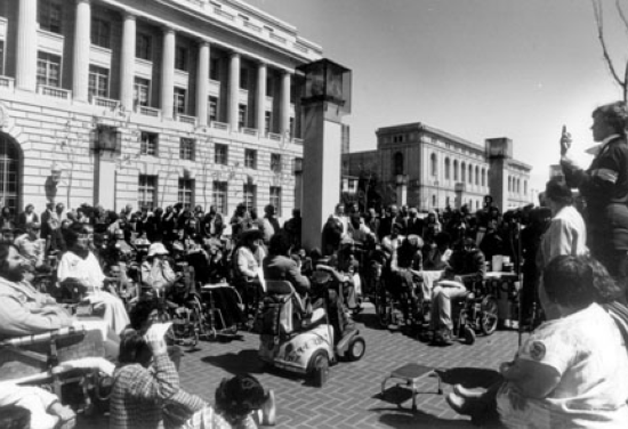 Centinaia di manifestanti, con e senza disabilità, radunati nella Civic Center Plaza di San Francisco il 4 aprile 1977. La protesta si protrasse anche nei giorni seguenti (fonte: Fondo per l’istruzione e la difesa dei diritti delle persone con disabilità)