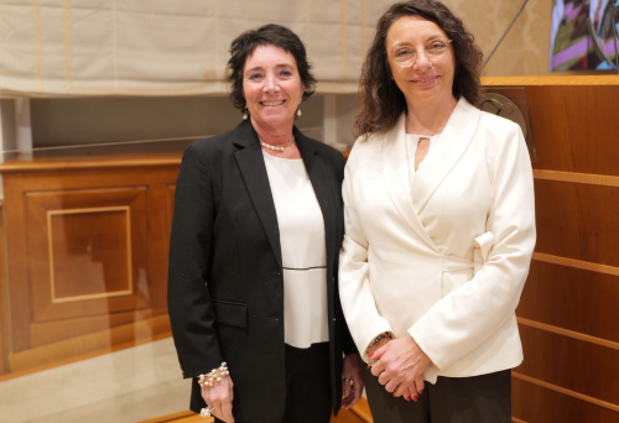 Stefania Bastianello (a sinistra), responsabile della Direzione Tecnica dell'AISLA, insieme alla senatrice Ylenia Zambito, in occasione della conferenza stampa in Senato sulle cure palliative