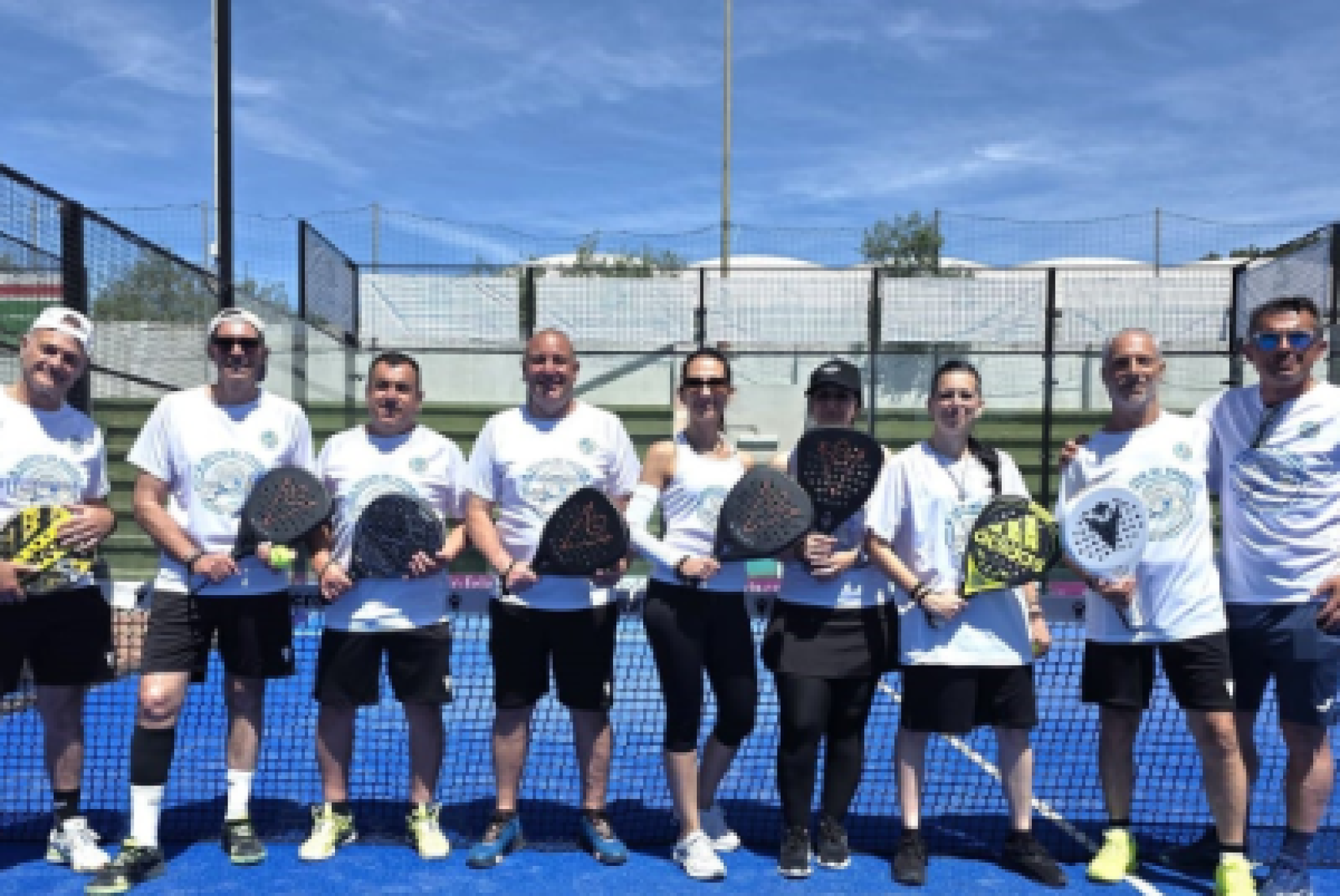 Foto di gruppo per il progetto sassarese "A Suon di Padel"