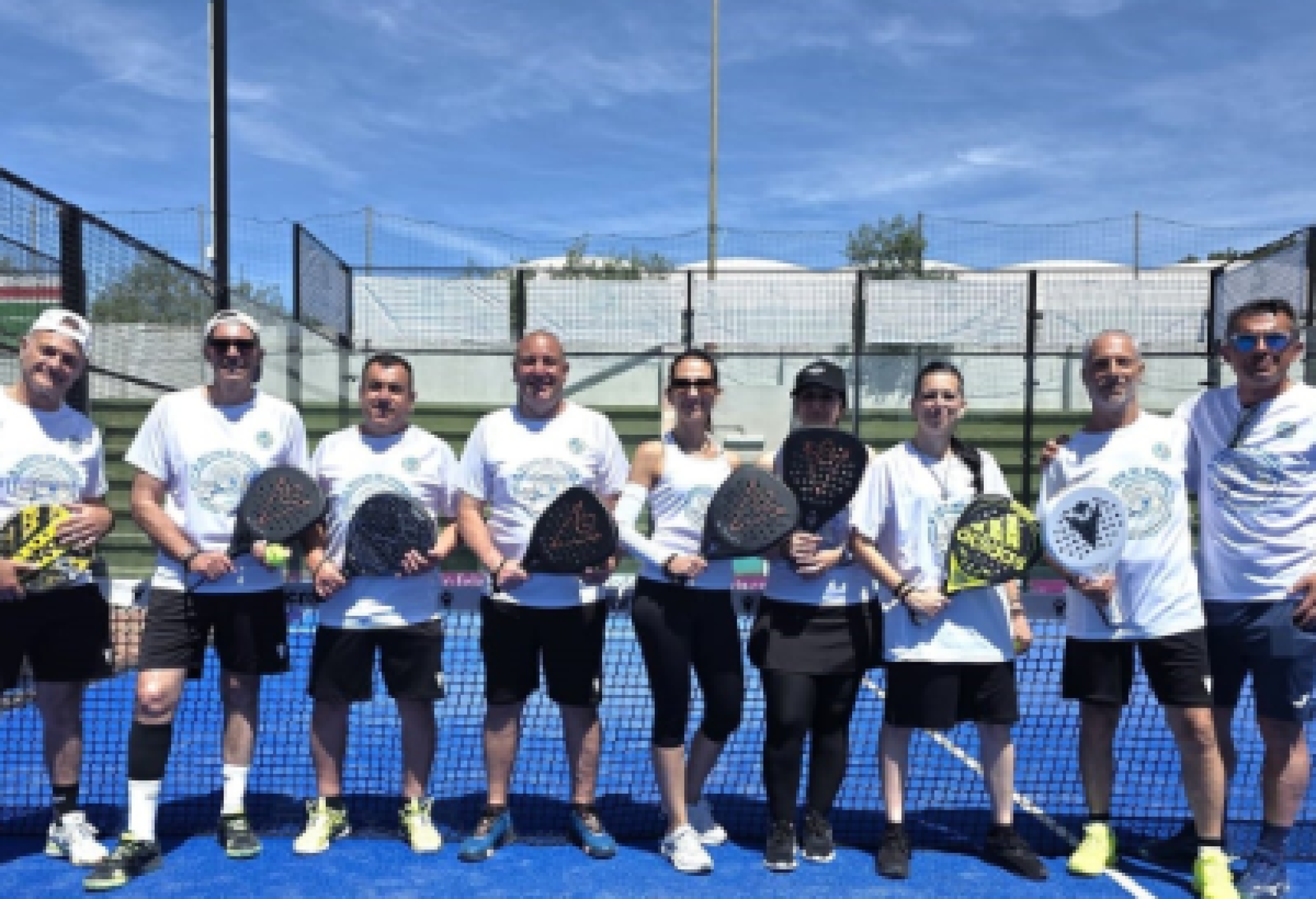 Foto di gruppo per il progetto sassarese "A Suon di Padel"