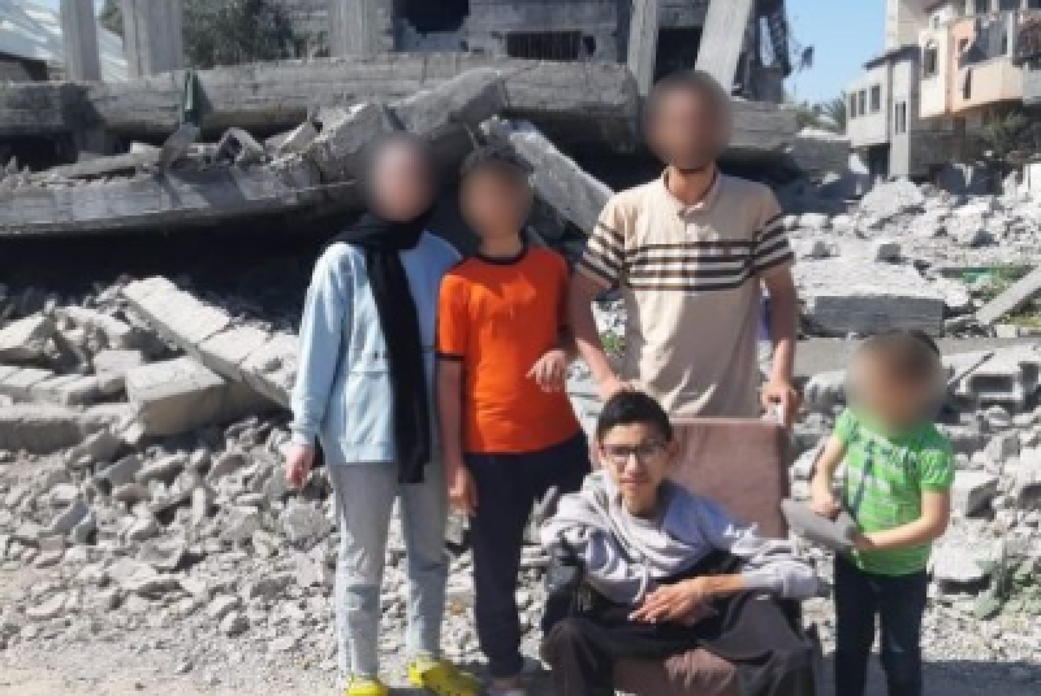 Abdel Rahman con la famiglia in una foto scattata nel campo profughi di Nuseirat nella Striscia di Gaza. Abdel è mancato il 25 febbraio scorso