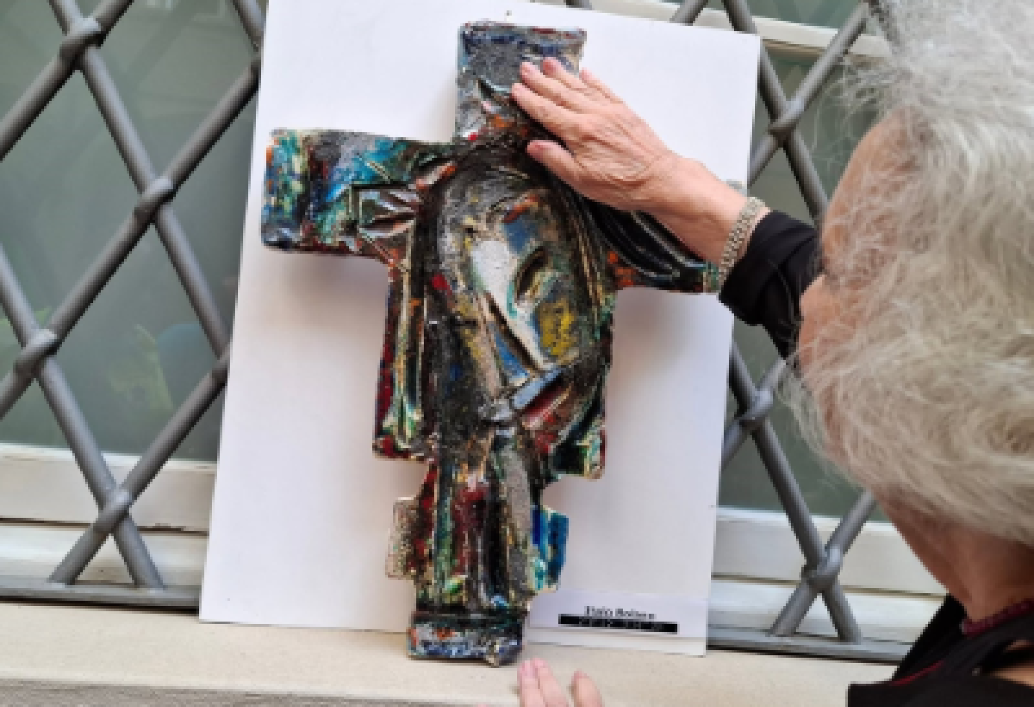 Esame tattile di una delle opere presenti in una delle precedenti edizioni di "Accarezza l'Arte"