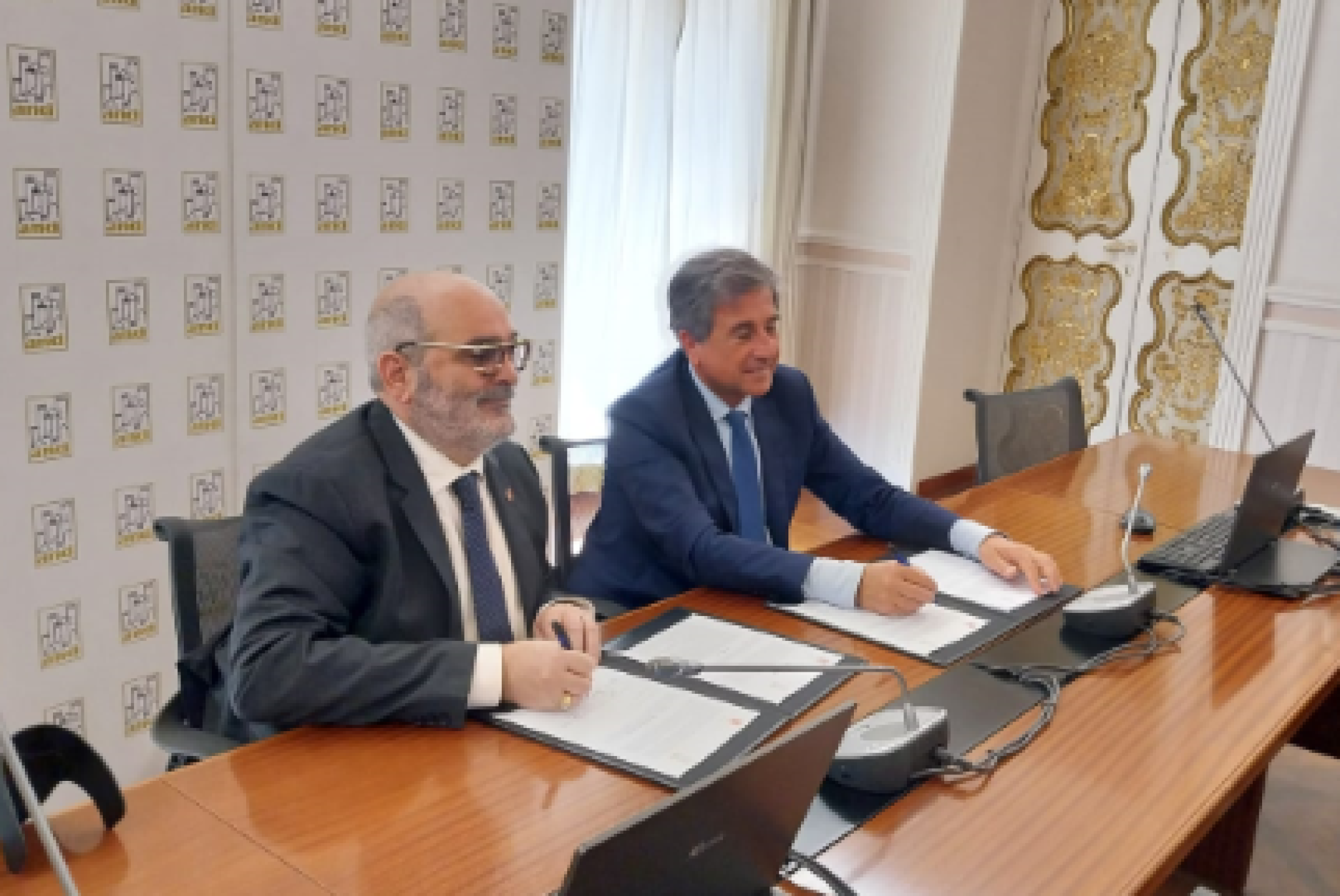 Il presidente dell'AISM Francesco Vacca (a sinistra) e il vicepresidente dell'ANCI Roberto Pella sottoscrivono il protocollo d'intesa presso la sede nazionale dell'ANCI