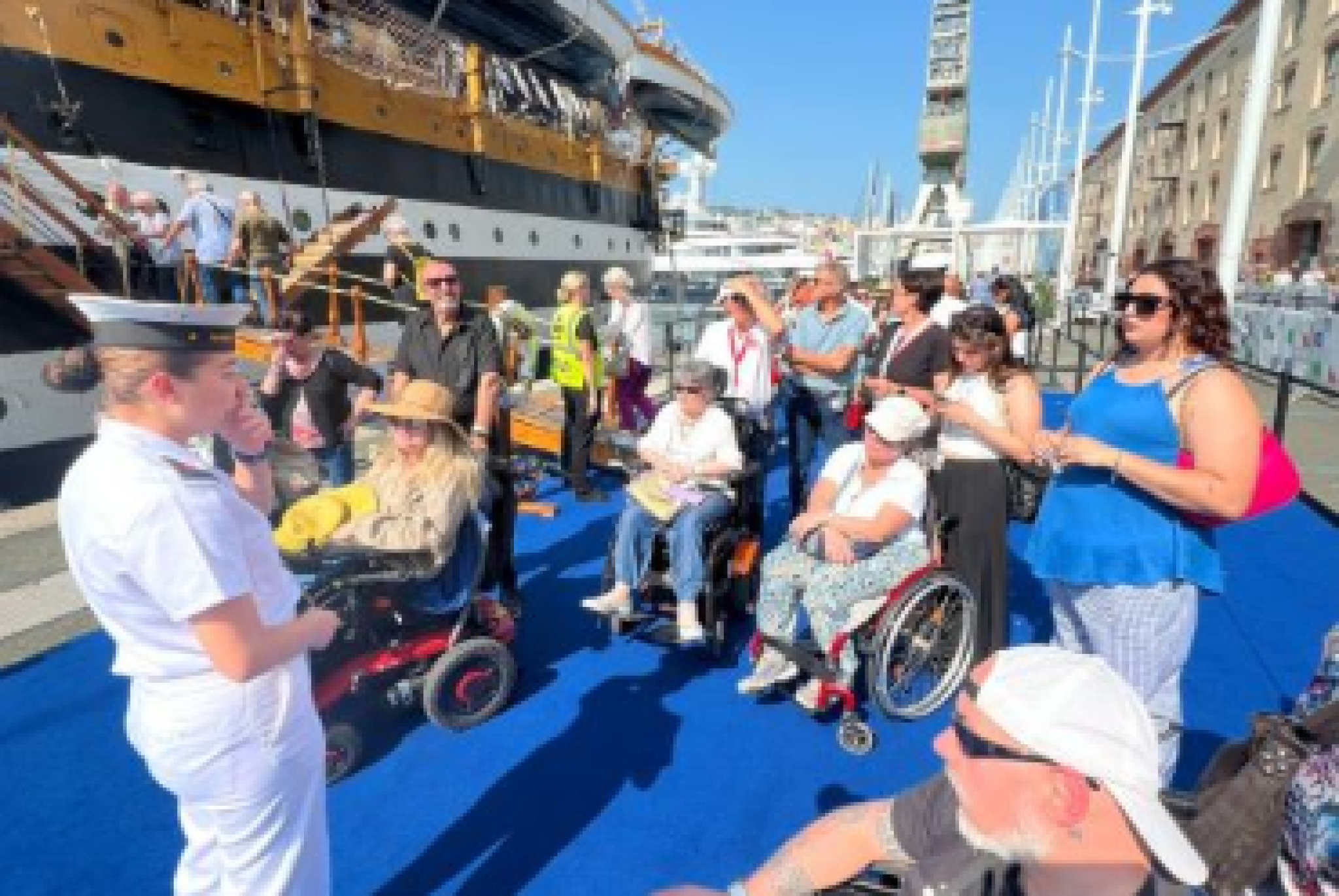 La delegazione dell'AISM di Genova in attesa di salire sulla "Vespucci"