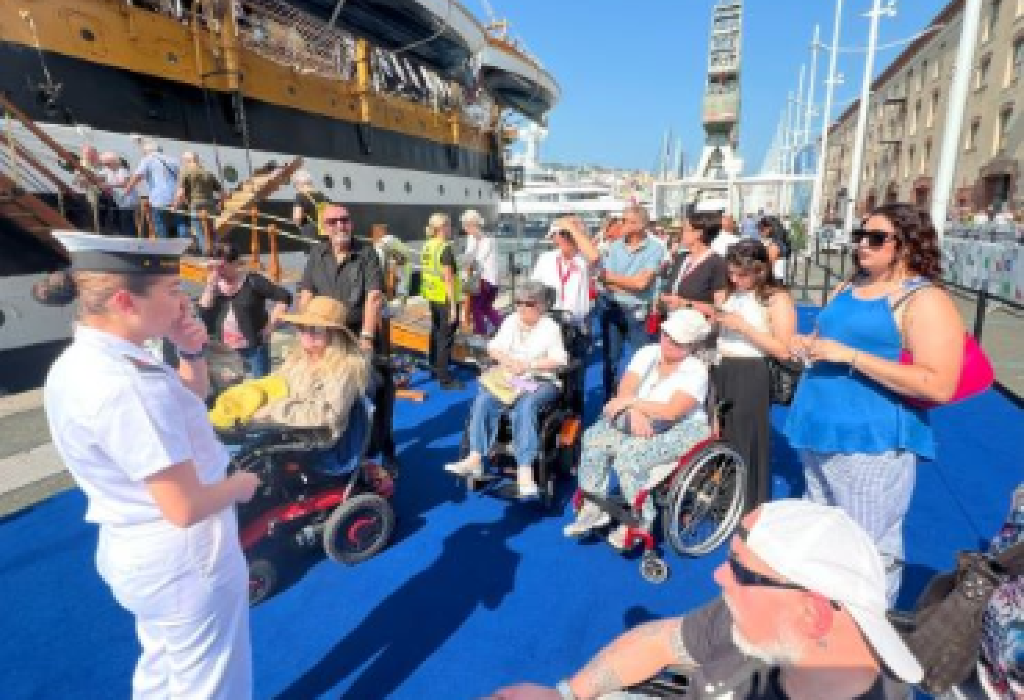 La delegazione dell'AISM di Genova in attesa di salire sulla "Vespucci"