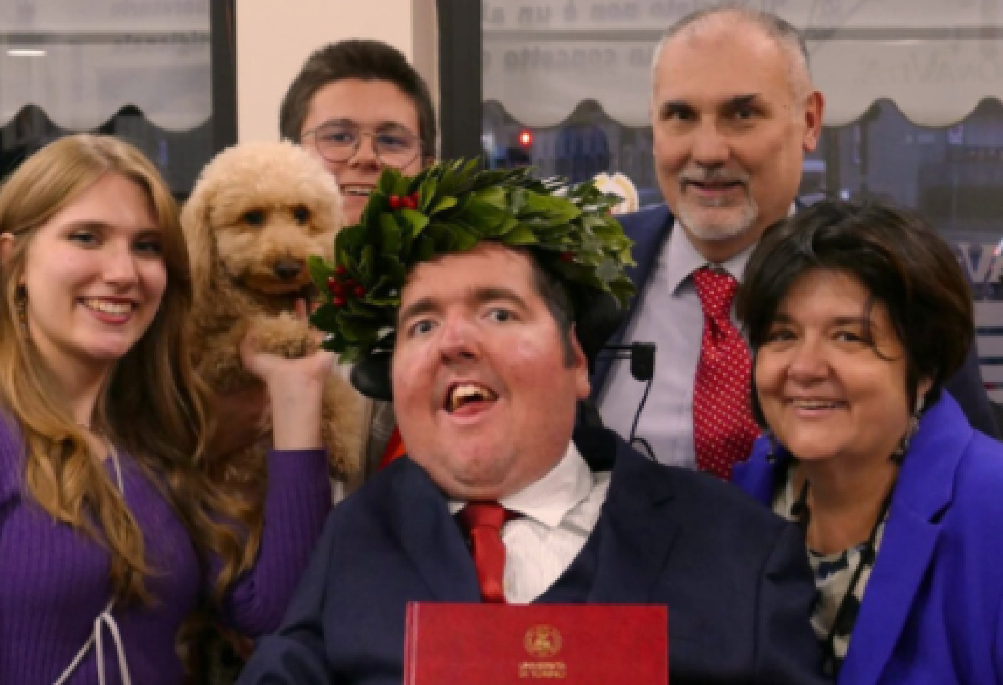 Foto di gruppo per Alessandro Rosa nel giorno della sua laurea