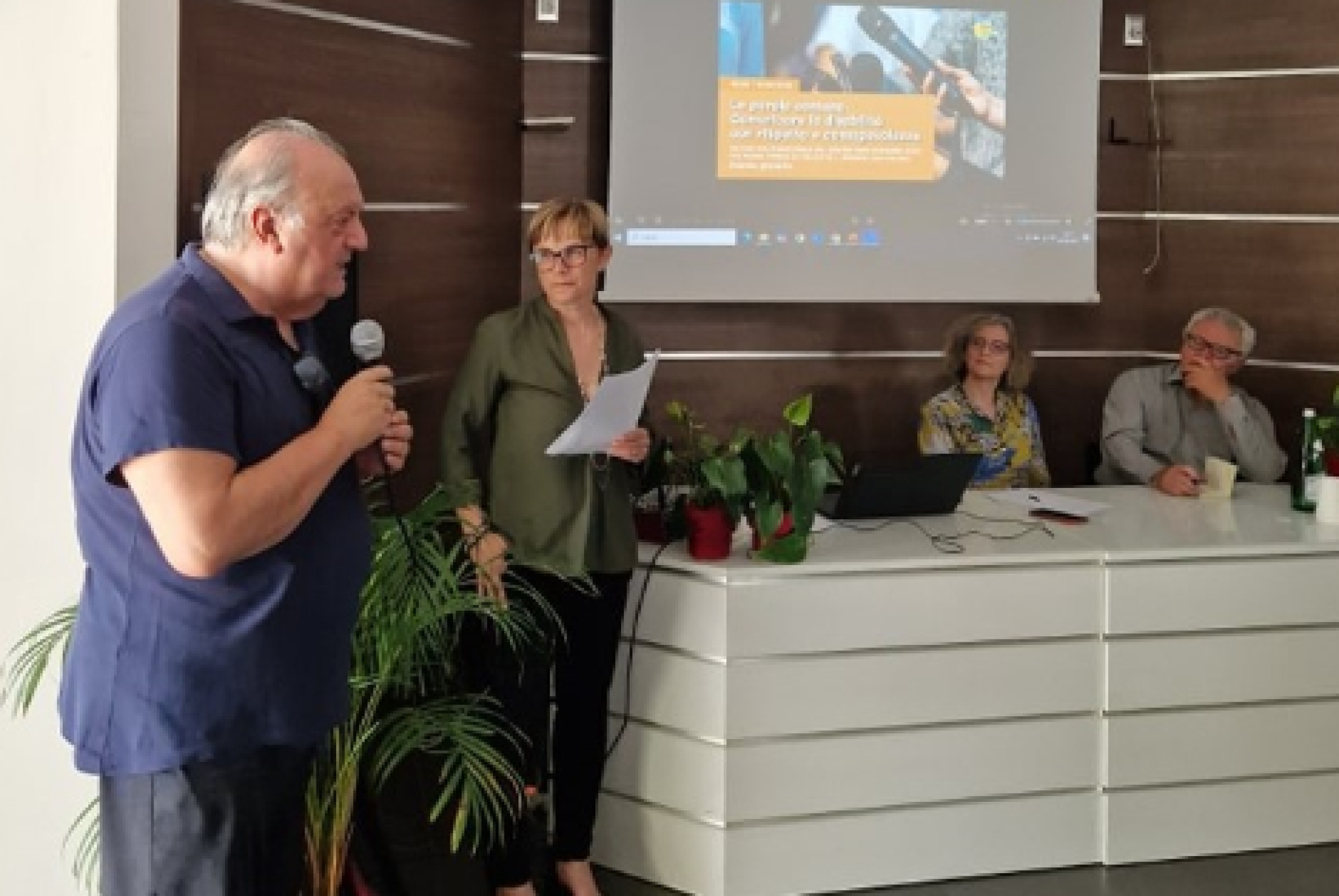 Da sinistra: Andrea Carloni (CONI Marche), Giorgia Sordoni (Centro Papap Giovanni XXIII) e i giornalisti Sara De Carli e Claudio Arrigoni, durante l'incontro di Ancona