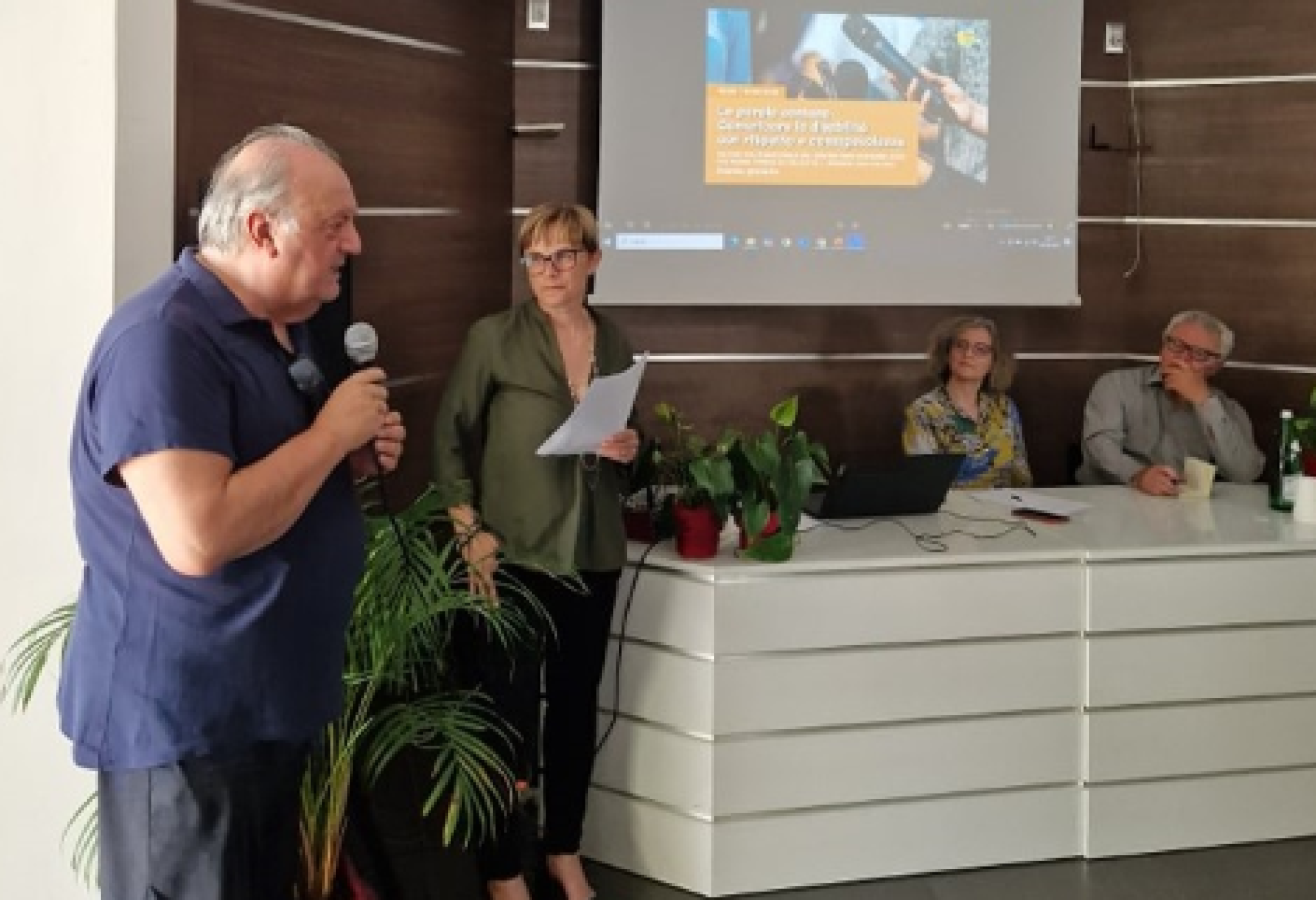 Da sinistra: Andrea Carloni (CONI Marche), Giorgia Sordoni (Centro Papap Giovanni XXIII) e i giornalisti Sara De Carli e Claudio Arrigoni, durante l'incontro di Ancona