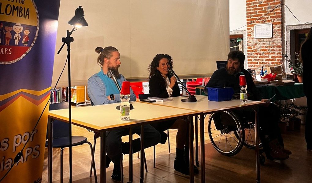 Erika Olaya Andrade (al centro), durante il convegno del 3 dicembre scorso a Milano, intitolato "Long Covid cos’è e cosa causa"