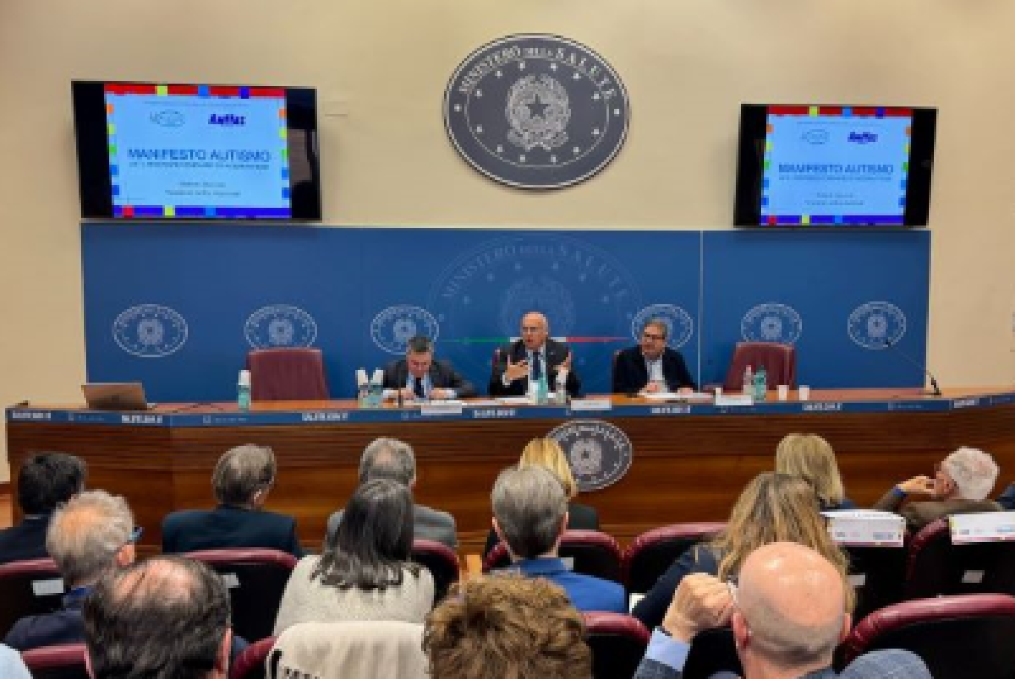 Da sinistra, al tavolo dei relatori, Vincenzo Falabella, presidente della FISH, che ha moderato il convegno, Roberto Speziale e Giovanni Marino, rispettivamente presidenti di ANFFAS e ANGSA