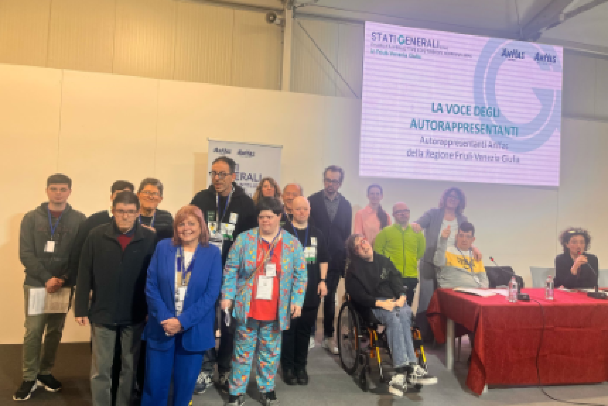 Foto di gruppo a Pordenone per gli Autorappresentanti dell’ANFFAS Friuli Venezia Giulia