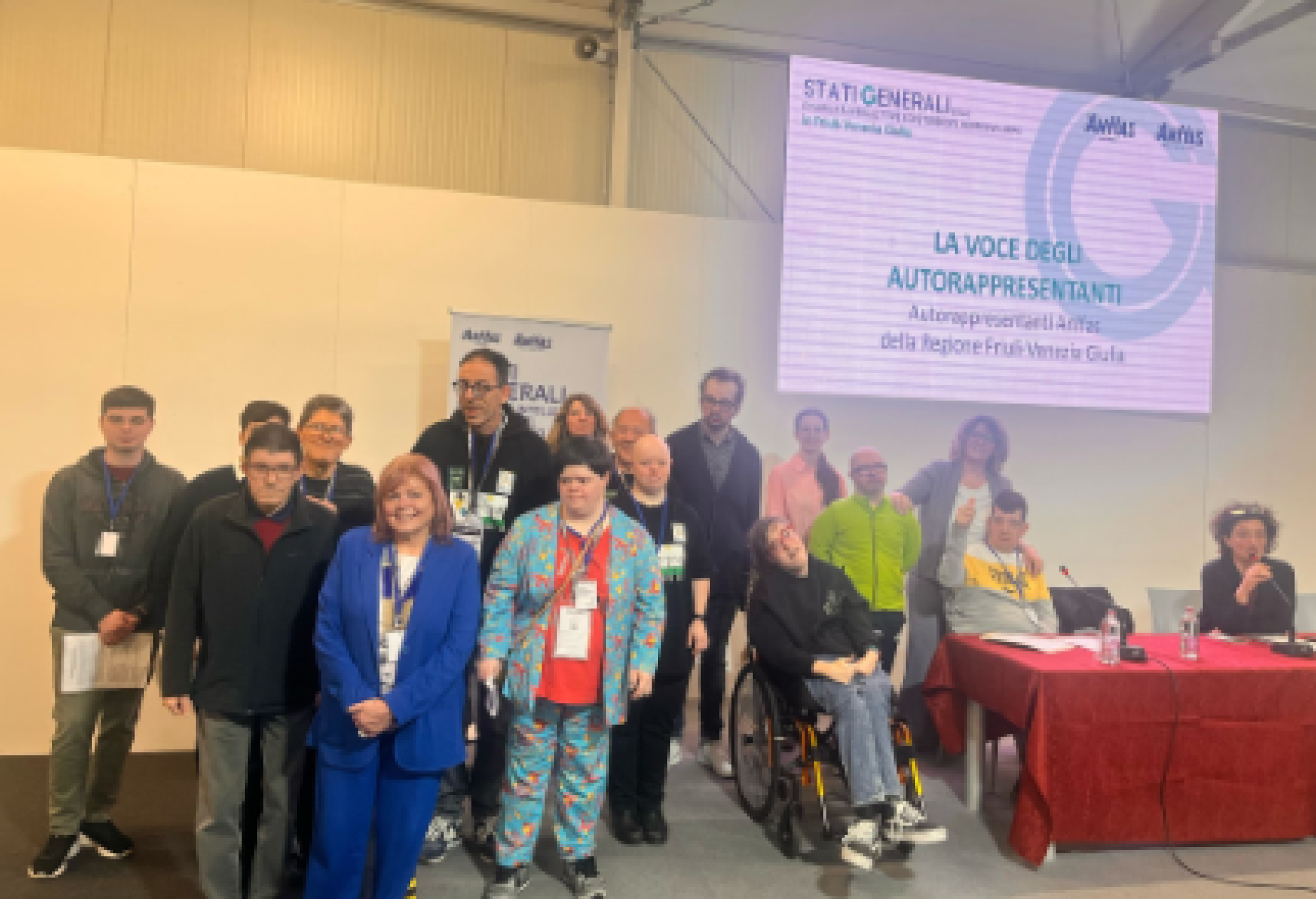 Foto di gruppo a Pordenone per gli Autorappresentanti dell’ANFFAS Friuli Venezia Giulia