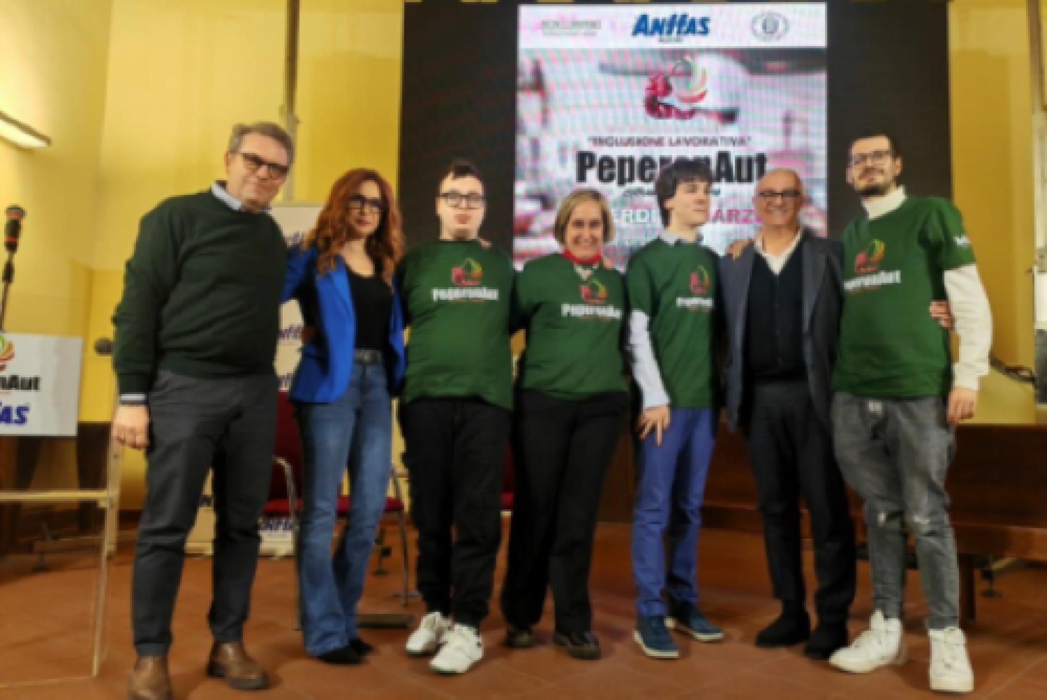Foto di gruppo per il progetto "PeperonAut" dell'ANFFAS di Policoro (Matera)