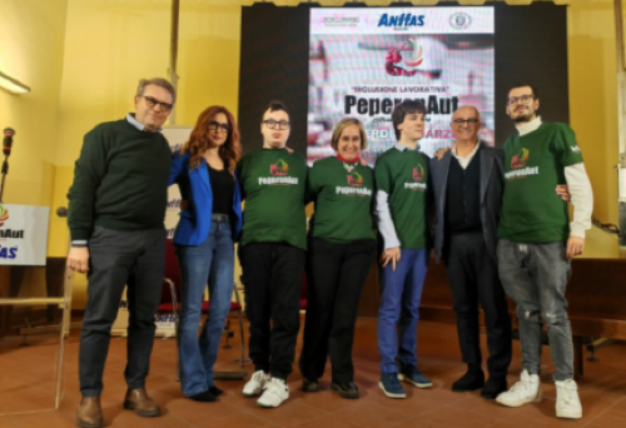 Foto di gruppo per il progetto "PeperonAut" dell'ANFFAS di Policoro (Matera)