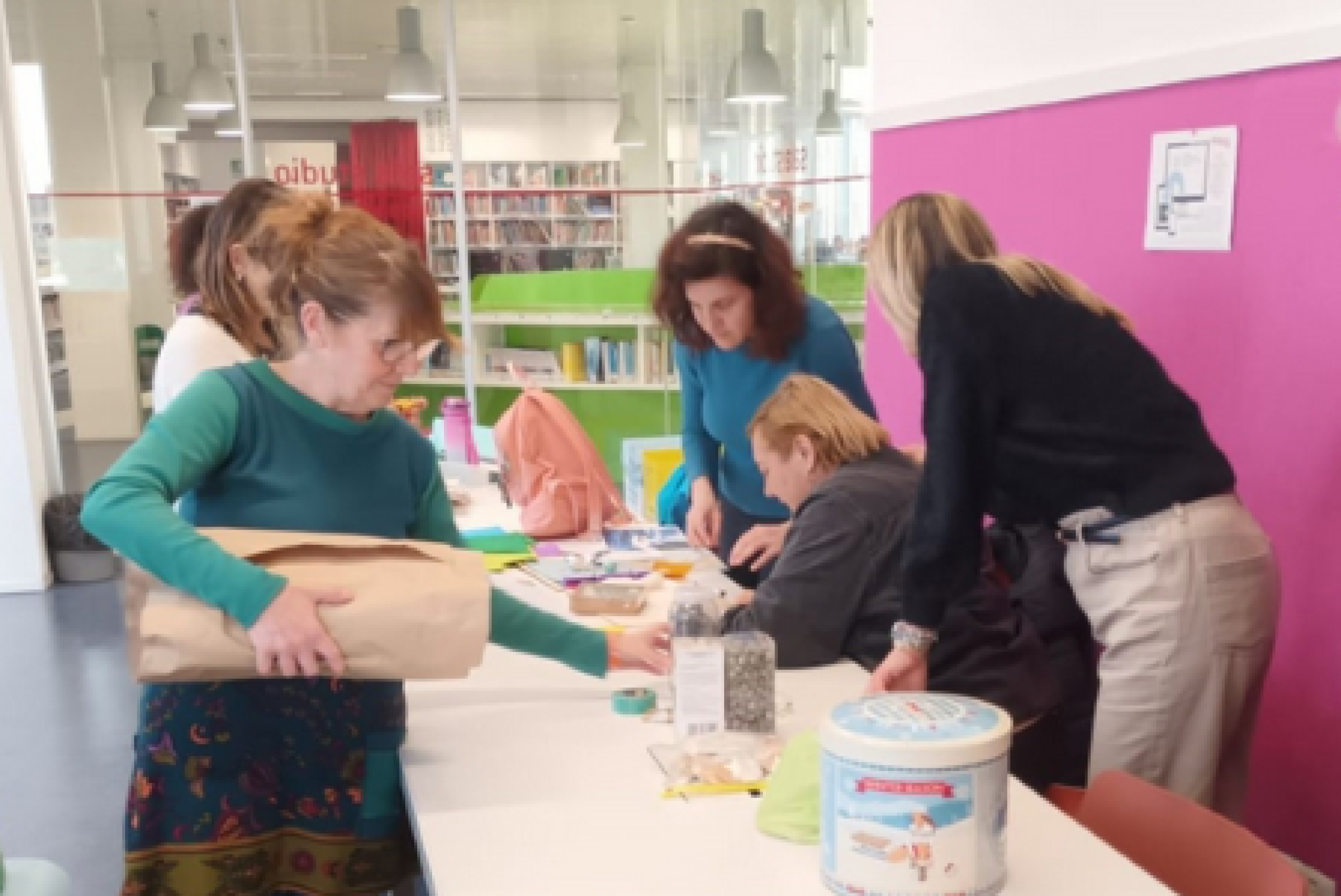 Un momento del lavoro dedicato alla creazione dei libri tattili