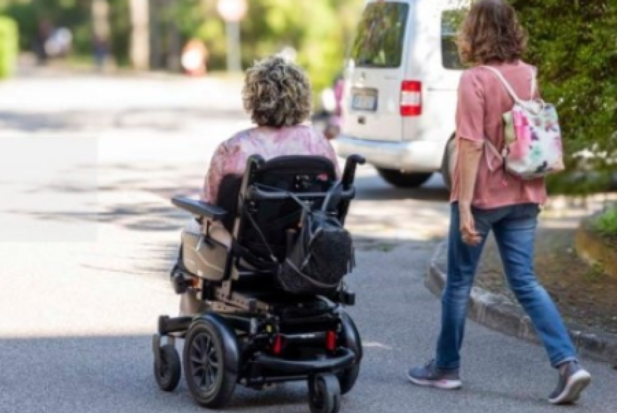 Una persona con disabilità insieme all'assistene personale