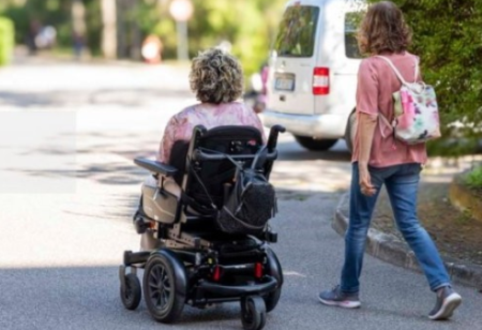 Una persona con disabilità insieme all'assistene personale