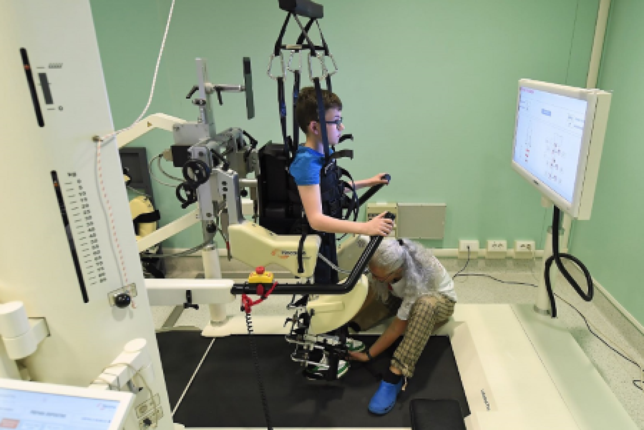 Una seduta di lavoro ad AstroLab, laboratorio di riabilitazione hi-tech con realtà virtuale e robotica, presso l’IRCCS Medea di Bosisio Parini (Lecco)