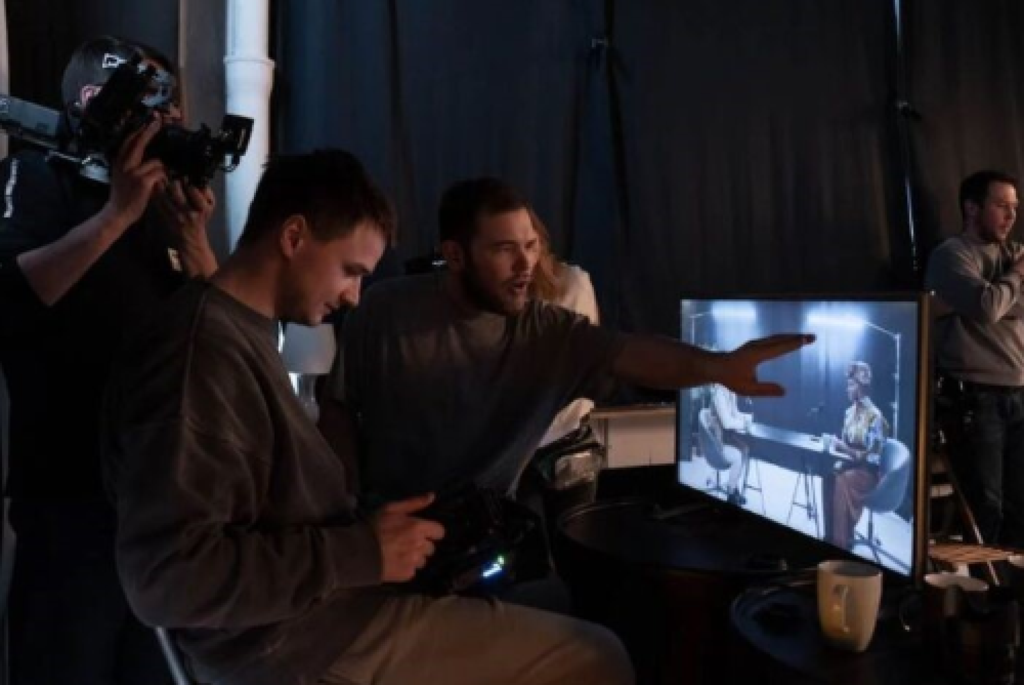 Alcuni operatori lavorano alla produzione di un audiovisivo (foto di cottonbro studio su Pexels)