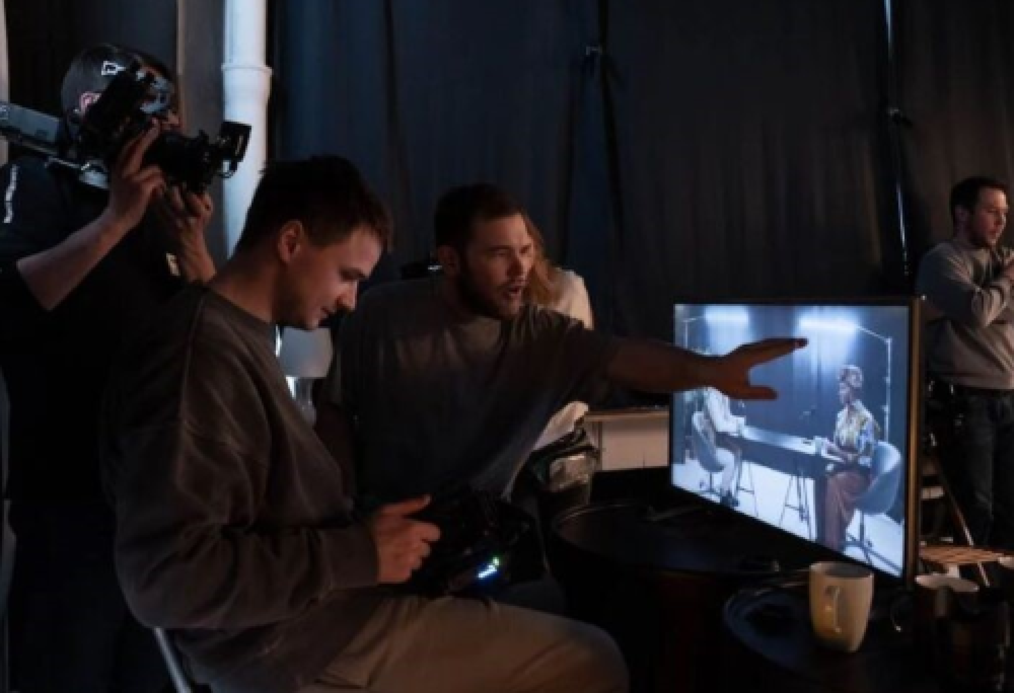 Alcuni operatori lavorano alla produzione di un audiovisivo (foto di cottonbro studio su Pexels)