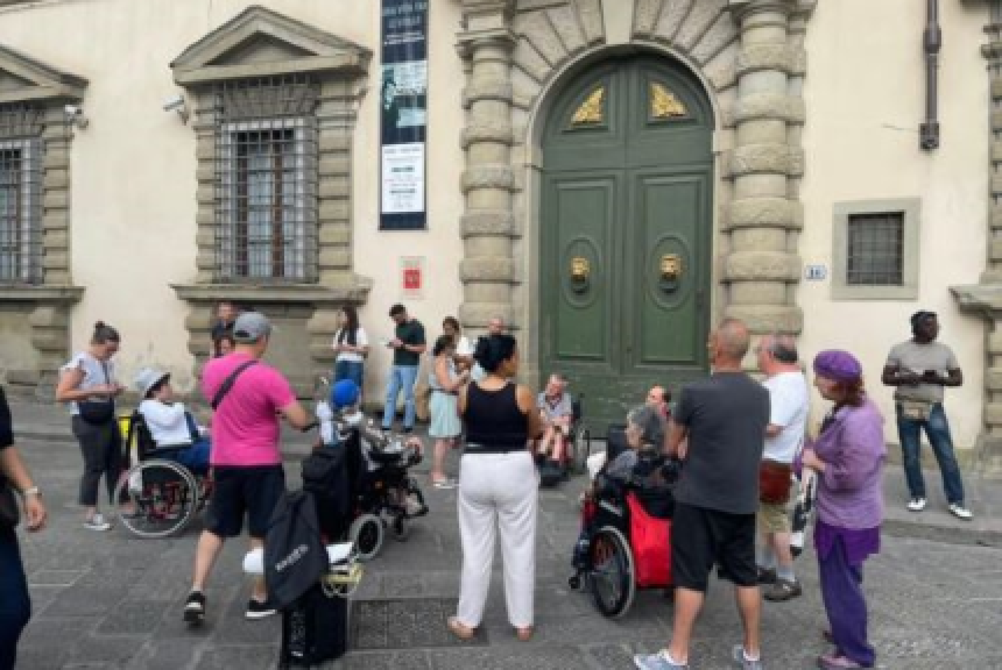 Alcune delle persone con e senza disabilità intervenute il 16 giugno al presidio di protesta per difendere il diritto alla Vita Indipendente, davanti al portone chiuso del palazzo della Presidenza della Regione Toscana