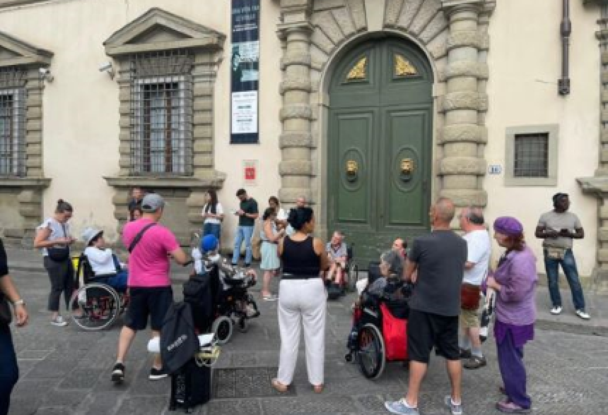 Alcune delle persone con e senza disabilità intervenute il 16 giugno al presidio di protesta per difendere il diritto alla Vita Indipendente, davanti al portone chiuso del palazzo della Presidenza della Regione Toscana