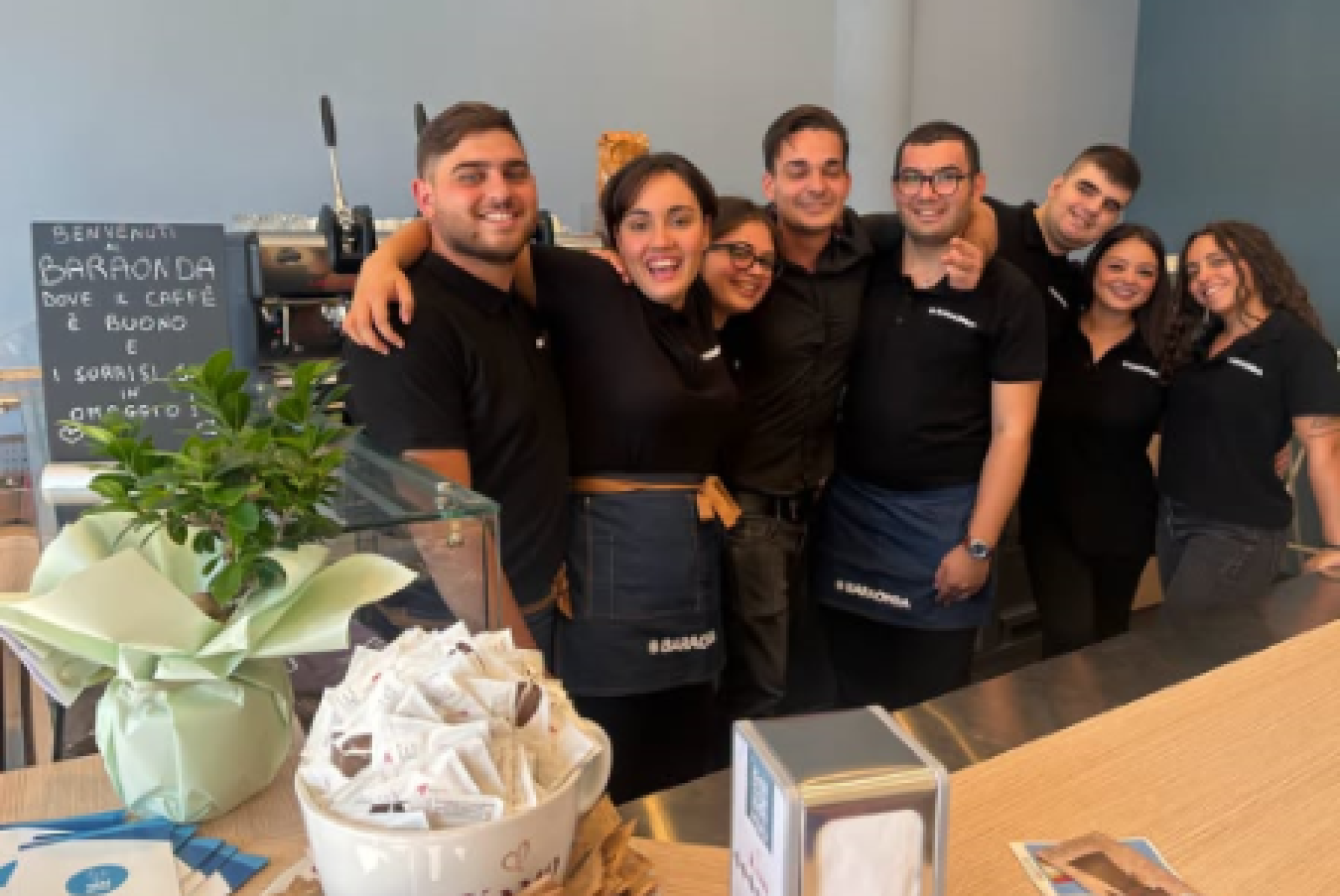 Lo staff del "Baraonda Cafe" di Cercola (Napoli)