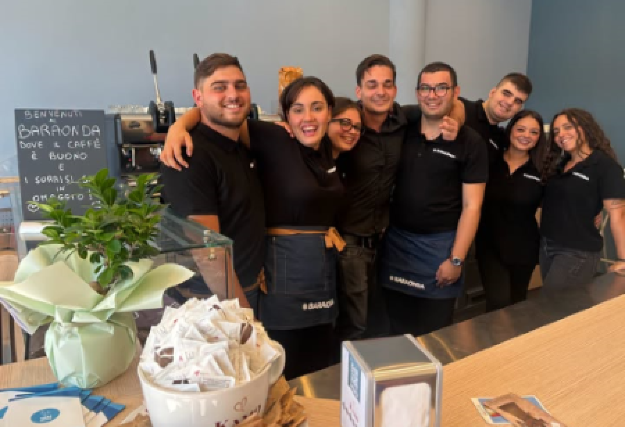 Lo staff del "Baraonda Cafe" di Cercola (Napoli)