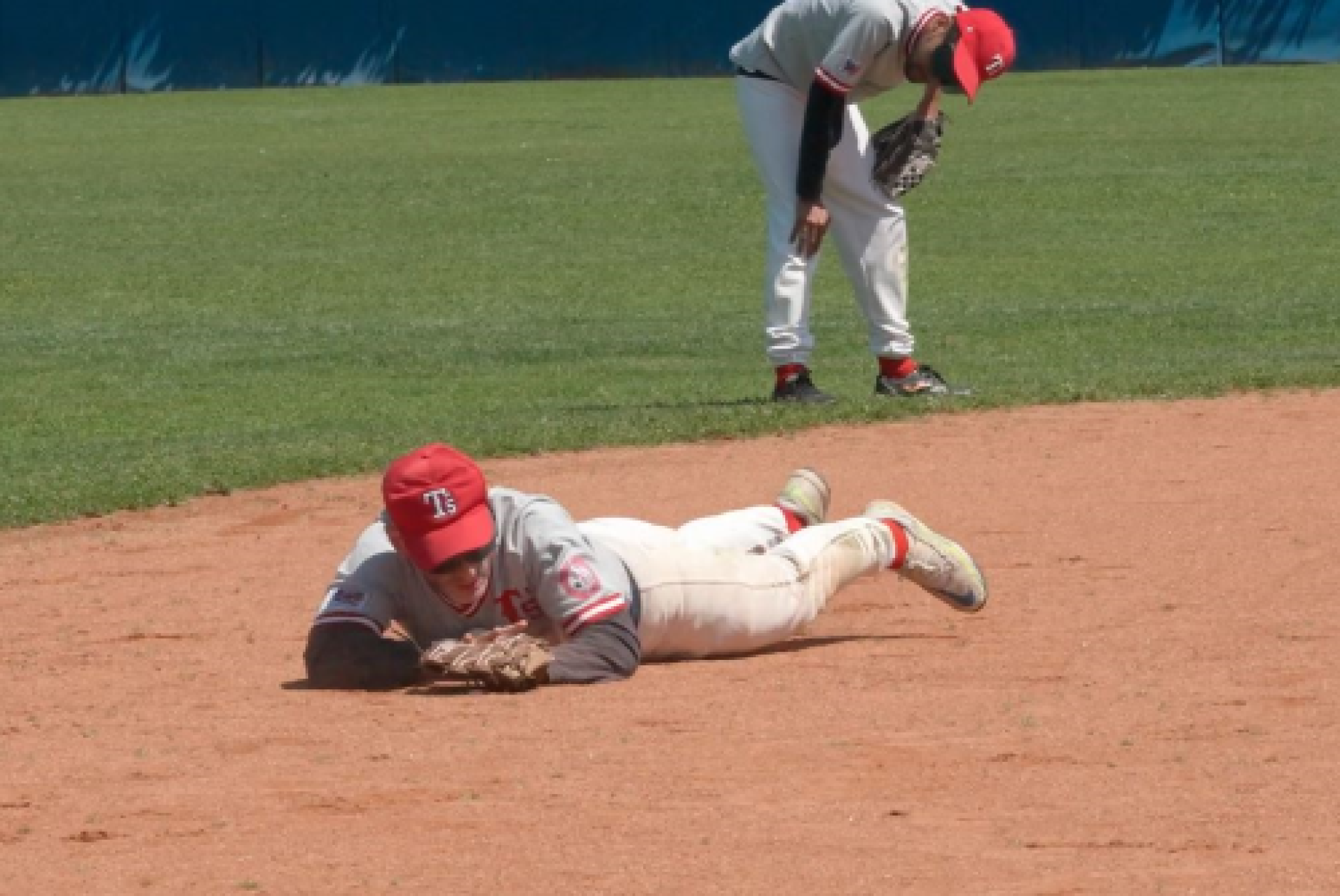 Recupero palla in una partita di baseball per ciechi