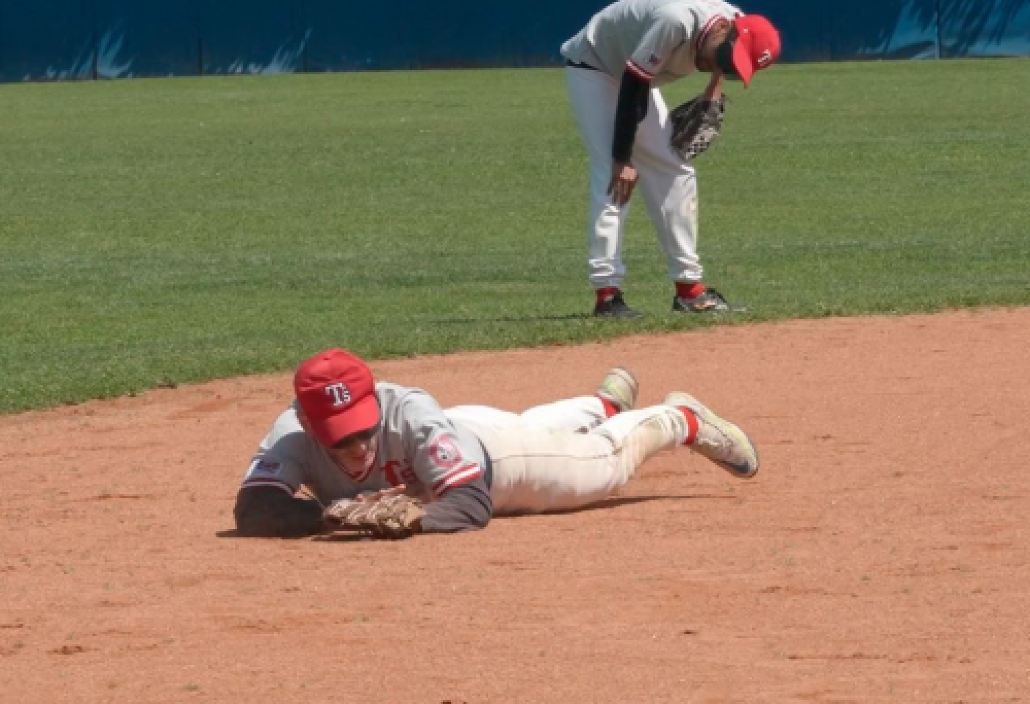 Recupero palla in una partita di baseball per ciechi