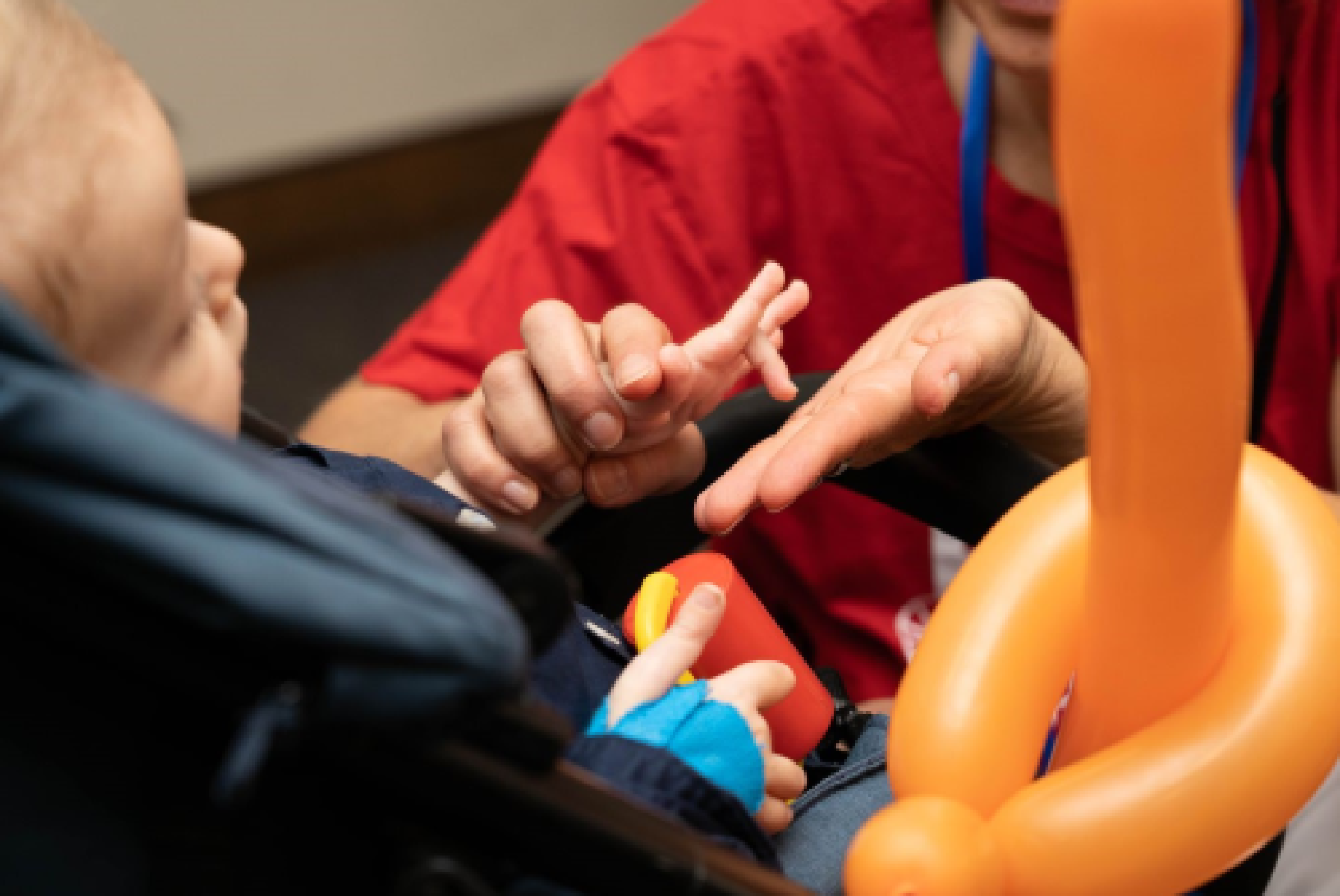 Un bimbo con la SMA insieme a un operatore sanitario