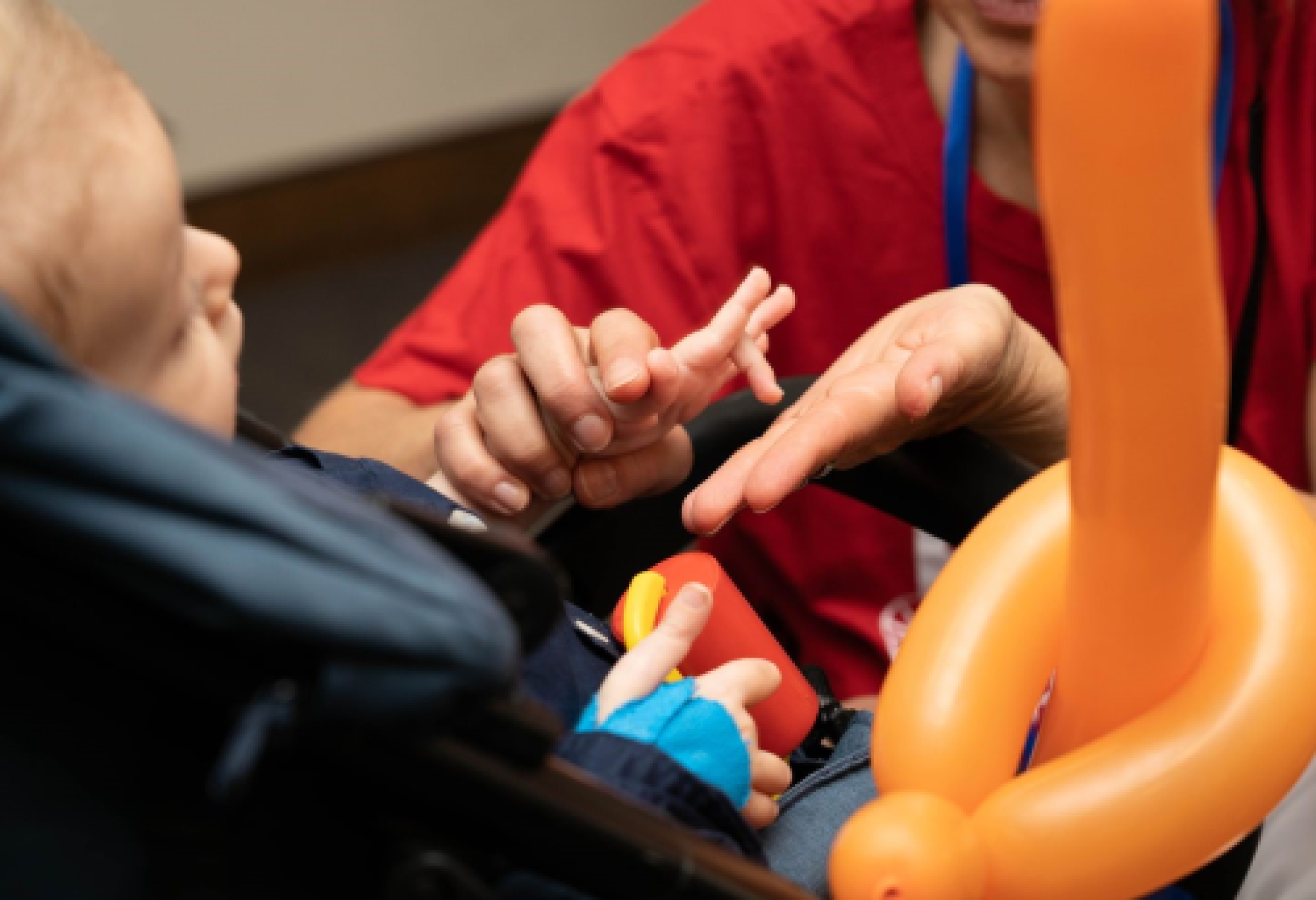 Un bimbo con la SMA insieme a un operatore sanitario