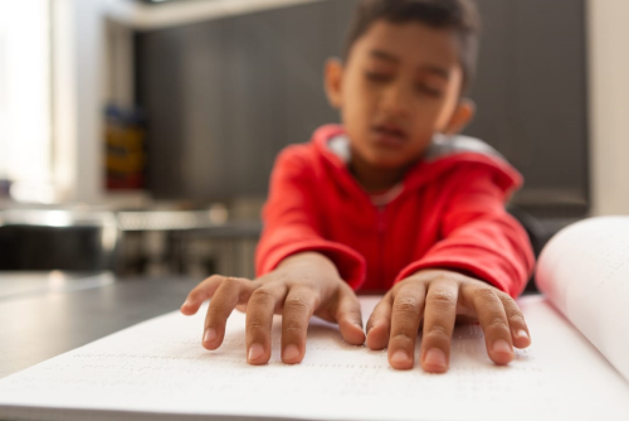 Lettura in Braille da parte di un bimbo con  disabilità visiva