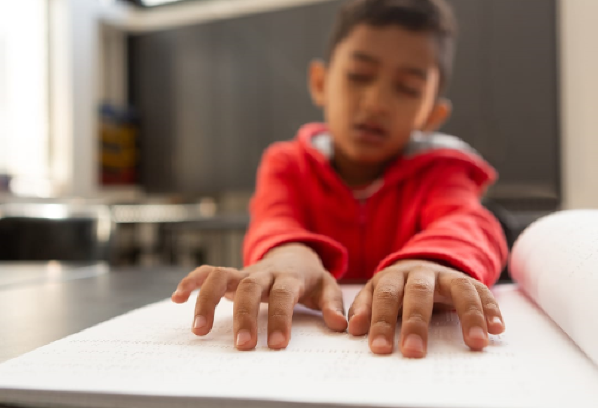 Lettura in Braille da parte di un bimbo con  disabilità visiva