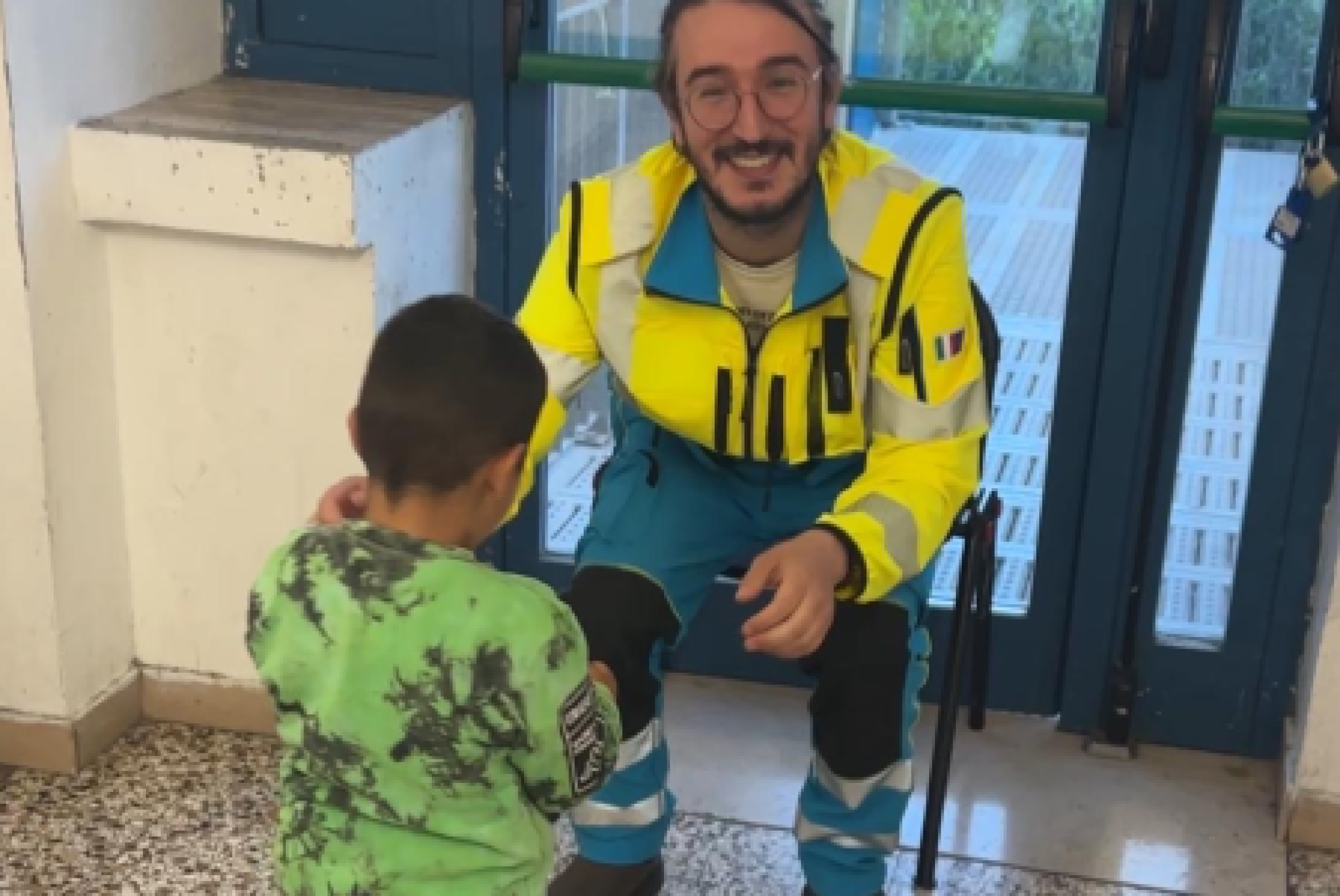 Uno dei bambini palestinesi accolti a Firenze, insieme a un operatore del Coordinamento delle Misericordie dell’Area Fiorentina