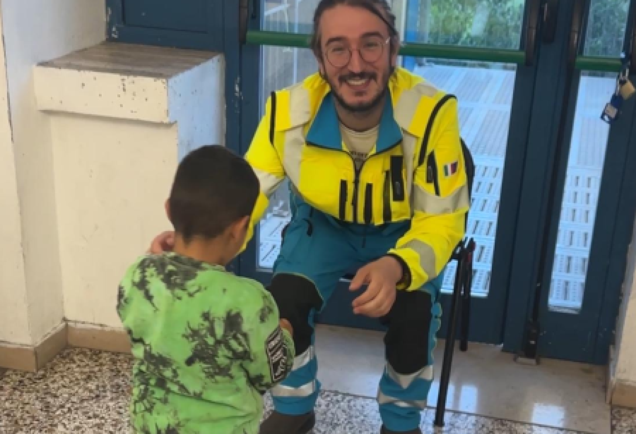 Uno dei bambini palestinesi accolti a Firenze, insieme a un operatore del Coordinamento delle Misericordie dell’Area Fiorentina
