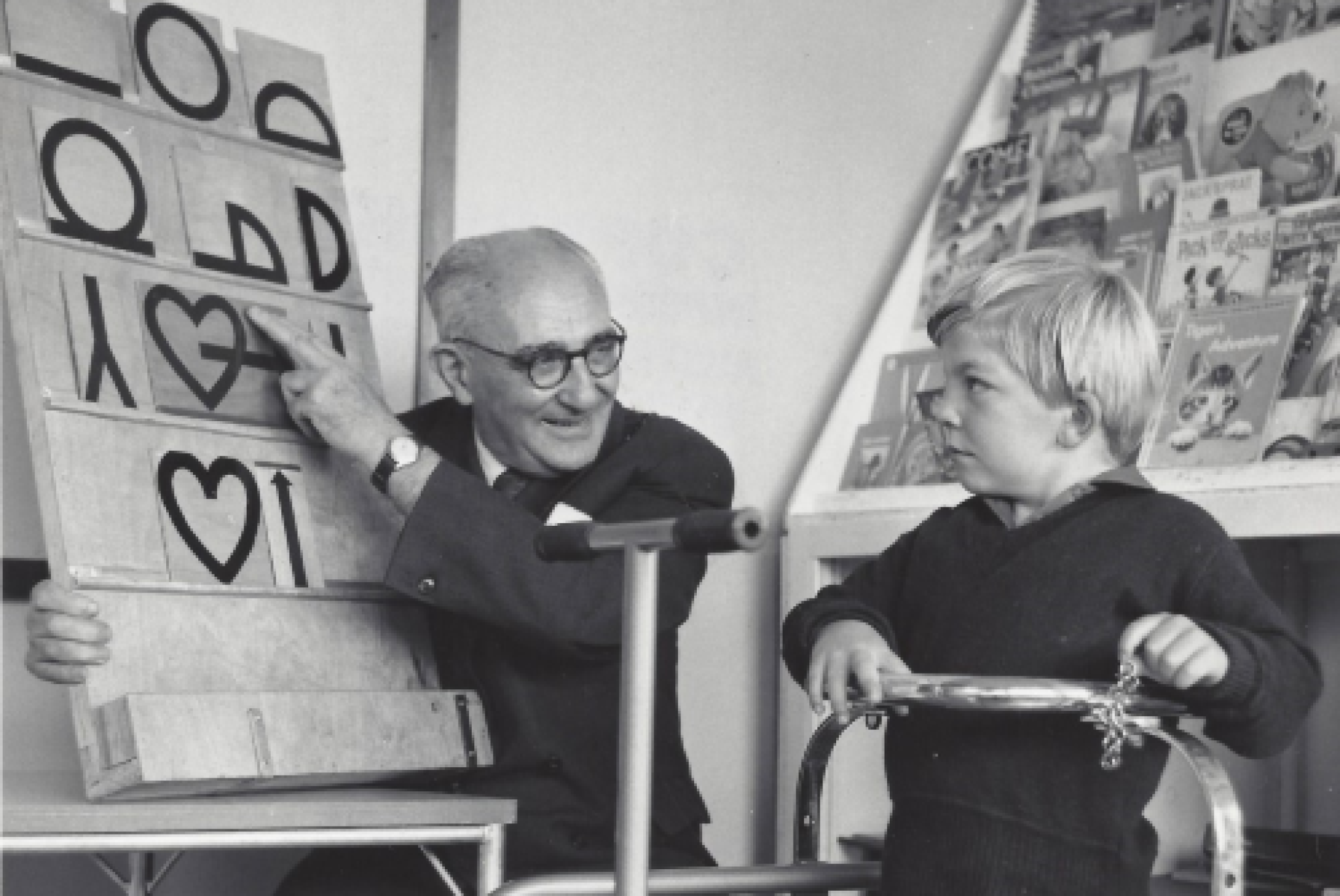 Charles K. Bliss, riconosciuto come "padre" della CAA (Comunicazione Aumentativa Alternativa), insieme a un ragazzo