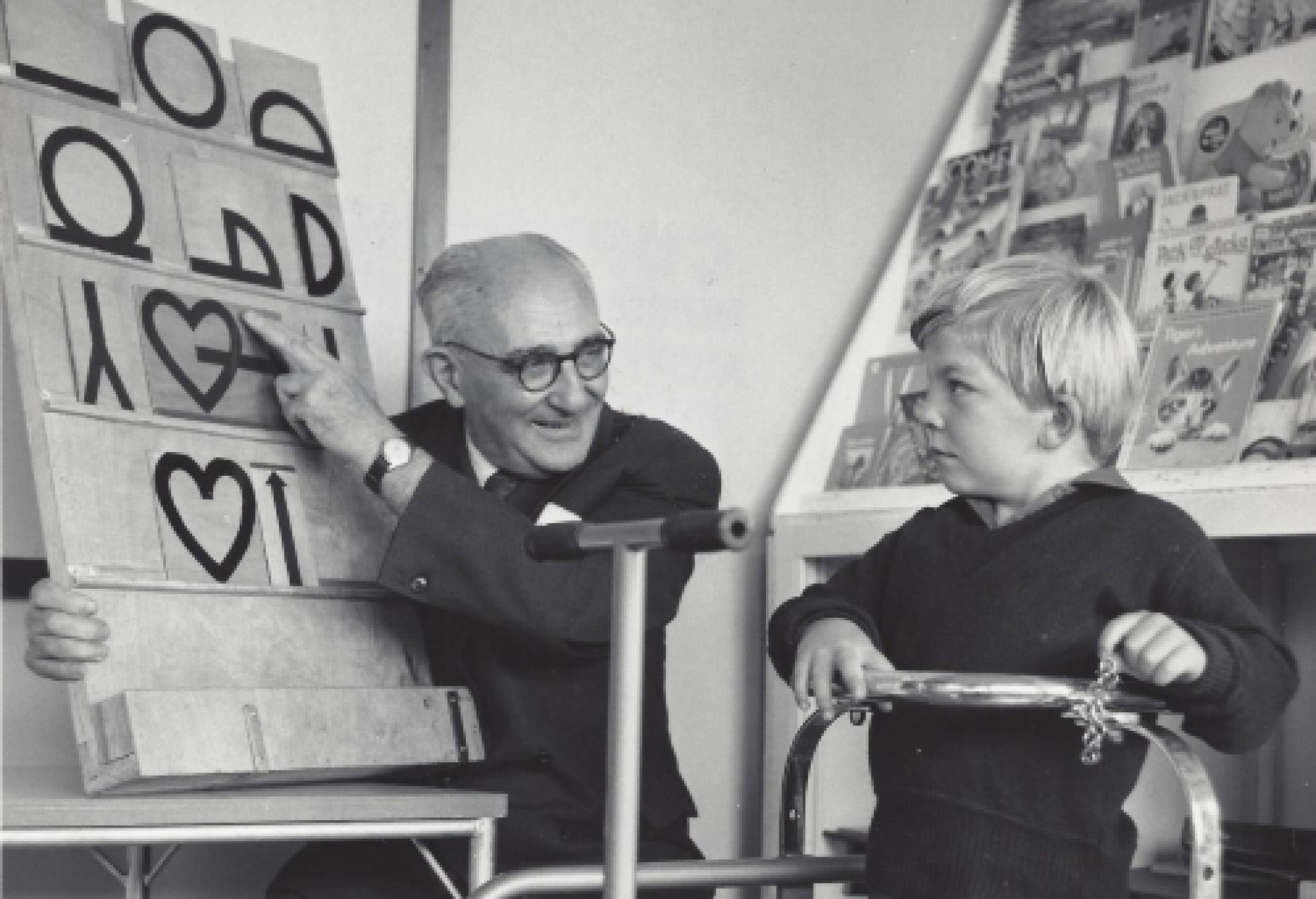 Charles K. Bliss, riconosciuto come "padre" della CAA (Comunicazione Aumentativa Alternativa), insieme a un ragazzo