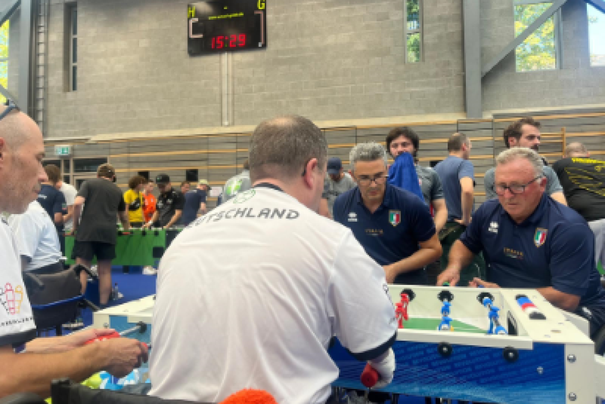 Immagine di una delle partite tra Italia e Germania, durante il torneo "ITSF World Series Leonhart" di calcio balilla paralimpico del 2024