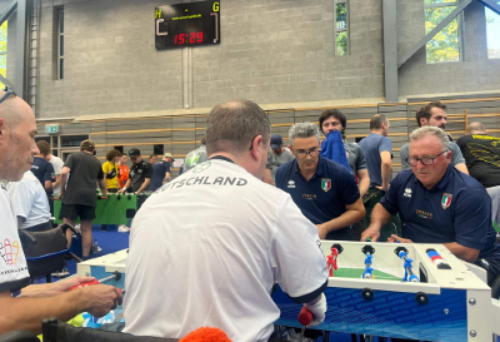 Immagine di una delle partite tra Italia e Germania, durante il torneo "ITSF World Series Leonhart" di calcio balilla paralimpico del 2024