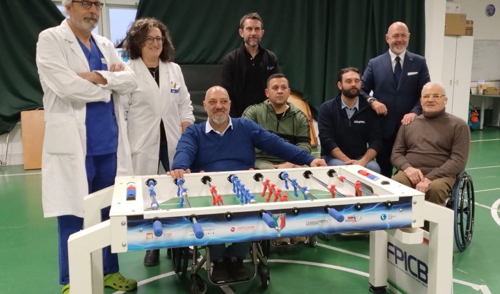 Foto di gruppo per la donazione della Federazione Paralimpica Italiana Calcio Balilla (FPICB) all’Unità Spinale dell’Ospedale Niguarda di Milano