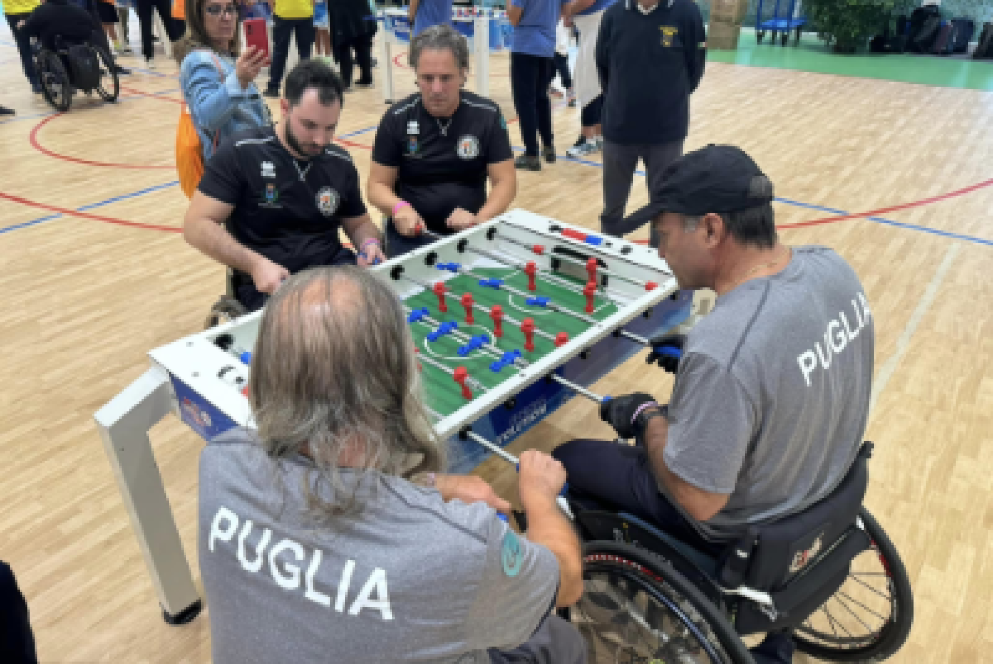 Un incontro di calcio balilla paralimpico