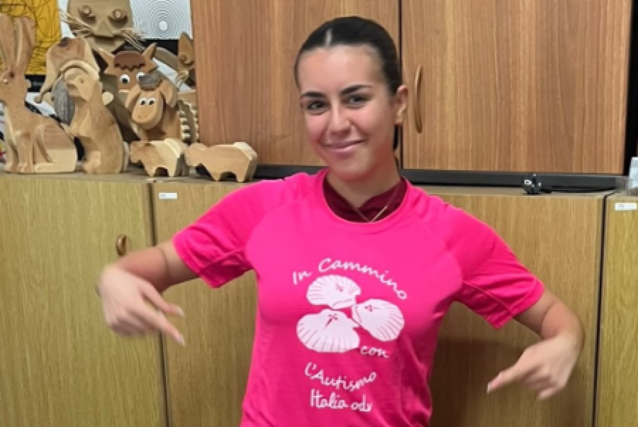 La giovane Karola Cappai, presidente di In Cammino con l'Autismo Italia, con la maglietta dedicata alla nuova Associazione