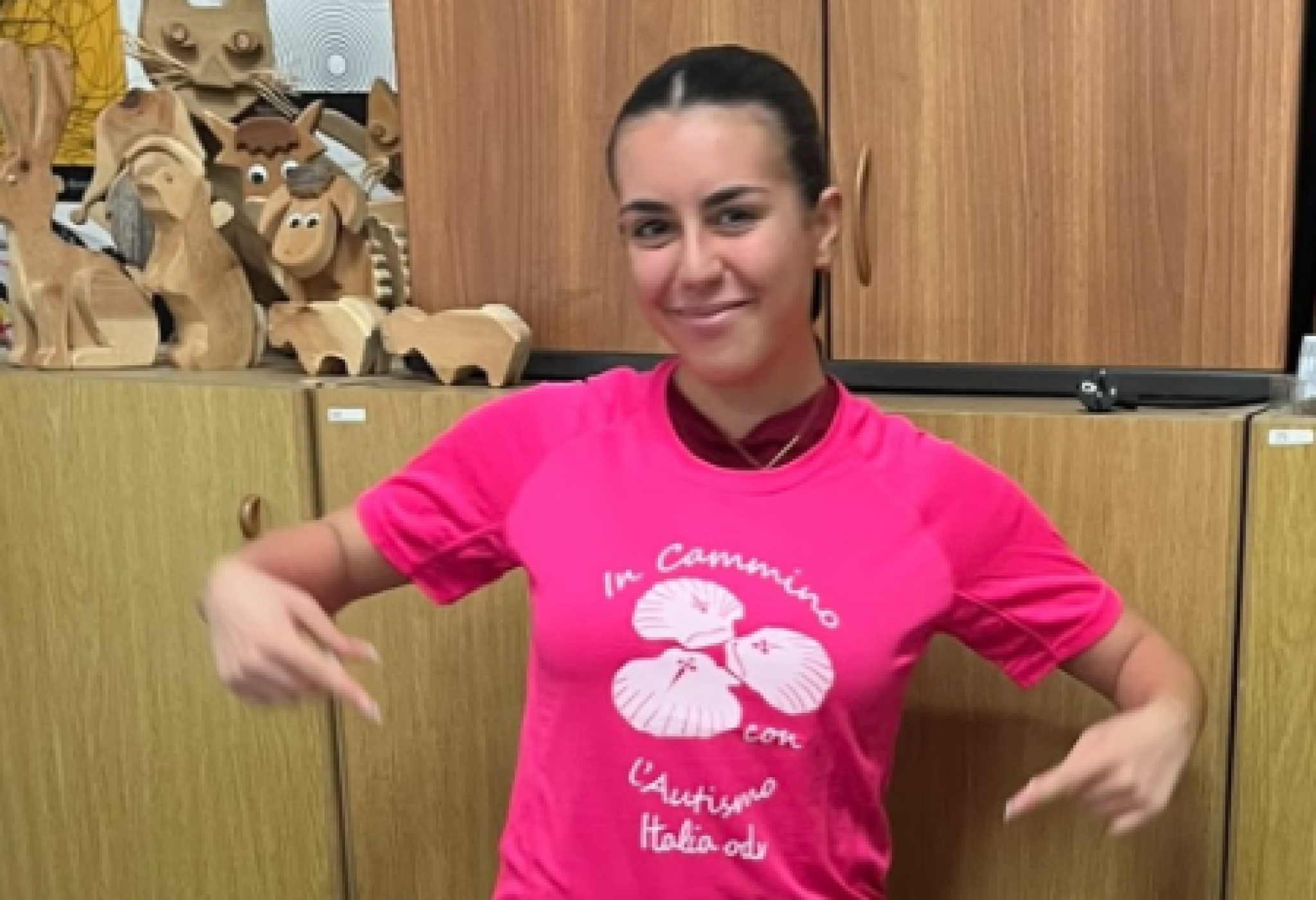 La giovane Karola Cappai, presidente di In Cammino con l'Autismo Italia, con la maglietta dedicata alla nuova Associazione