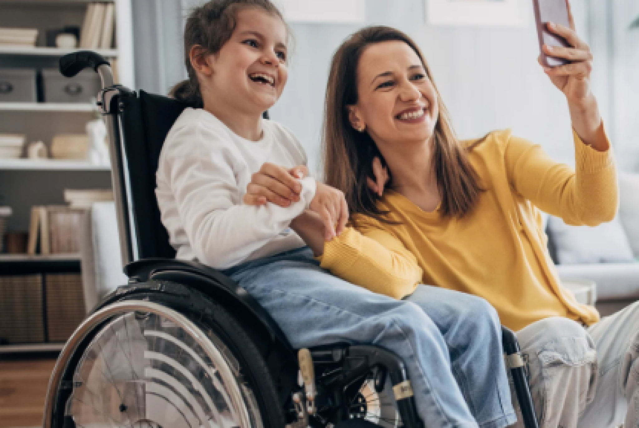 Una caregiver insieme alla figlia con disabilità