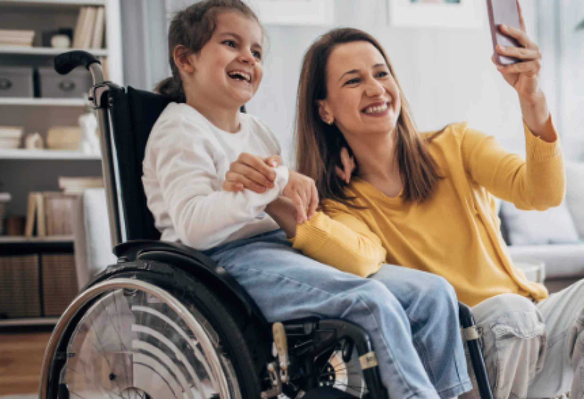 Una caregiver insieme alla figlia con disabilità